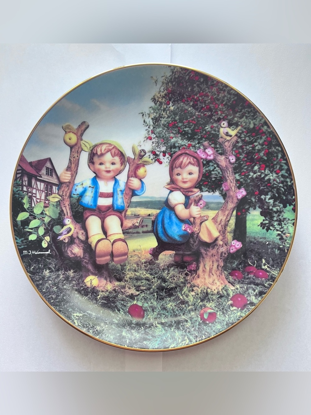 Hummel White Decorative Plate "Apple Tree Boy and Girl" MK882
